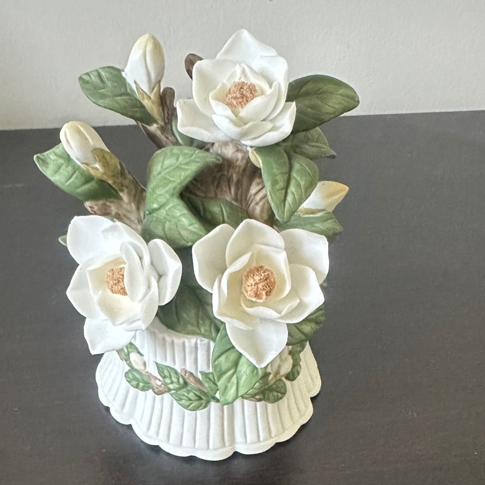 Musical Figurine Seymour Mann Connoisseur Collection Magnolia 1986